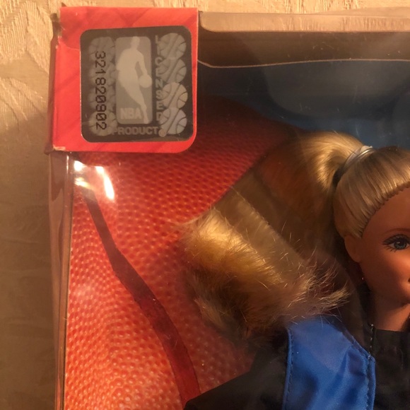 NIB 1998 NY Knicks Barbie Doll - Picture 3 of 8